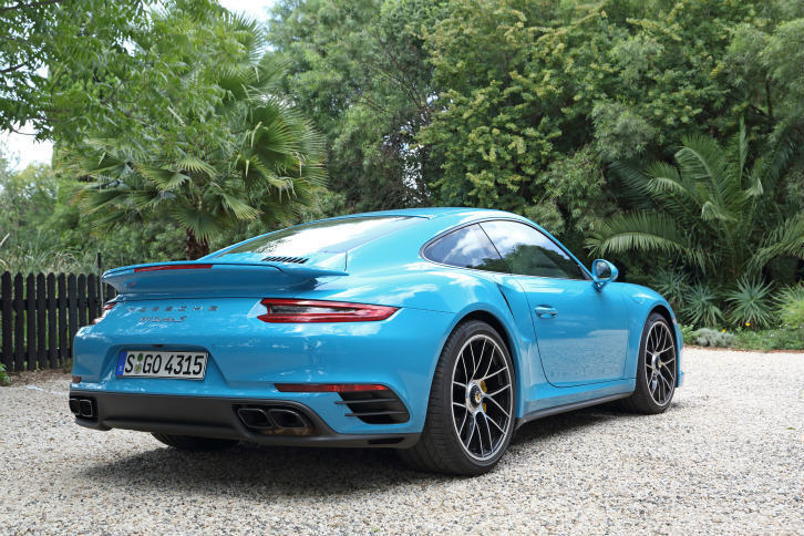 「911ターボS」のリアビュー。ターボSではセンターロック式の20インチホイールが標準で装着される。