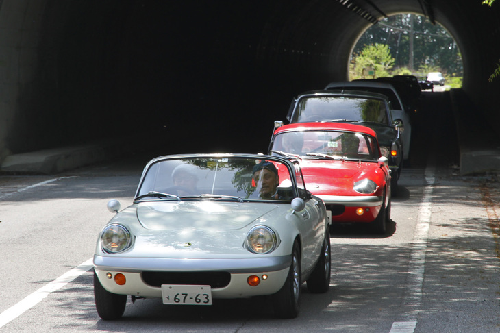 コースにあるトンネルから出てきた、1967年（Sr3、写真前）と1964年（Sr1、同後ろ）の「ロータス・エラン」。後ろのSr1は固定式ヘッドライトのタイプ26Rこと「ロータス・レーシングエラン」風にモディファイされている。