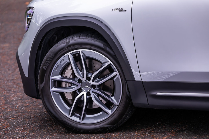 今回の試乗車は、標準装備となる「AMG 5ツインスポーク」ホイールに、235/50R19サイズの「ピレリPゼロ」タイヤが組み合わされていた。