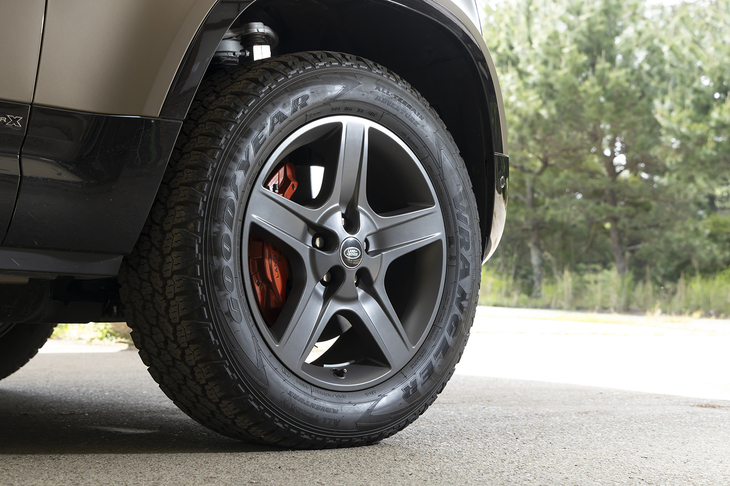 「X」は最上級グレードのため、ホイールは19＆20＆22インチからサイズやデザインを自由に選べる。この試乗車はグロスブラック仕上げの22インチをチョイス。