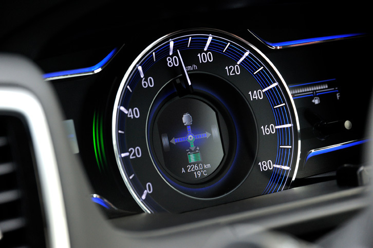 エンジンが直接タイヤを駆動するのは、低負荷の高速巡航時のみで、その際には、インフォメーションディスプレイのパワーフロー画面に歯車のインジケーターが表示される。