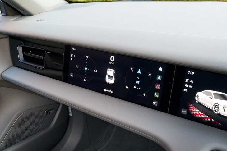 試乗車はオプションのパッセンジャーディスプレイを装備。オフにすると黒地に「Taycan」のロゴのみが表示される。