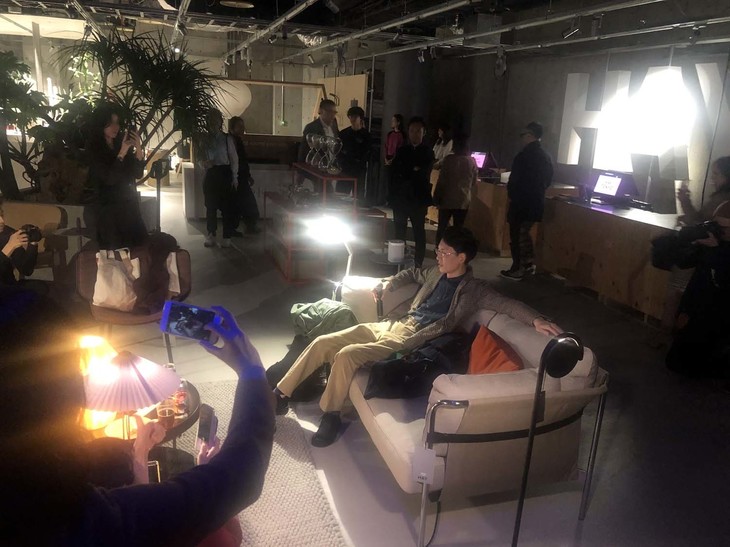 ソファに座るカン・サノ氏。ソノスの映画上映イベントは、北欧ファーニチャーブランド、HAY（ヘイ）のショールームをいくつものリビングルームに見立てて行われた。