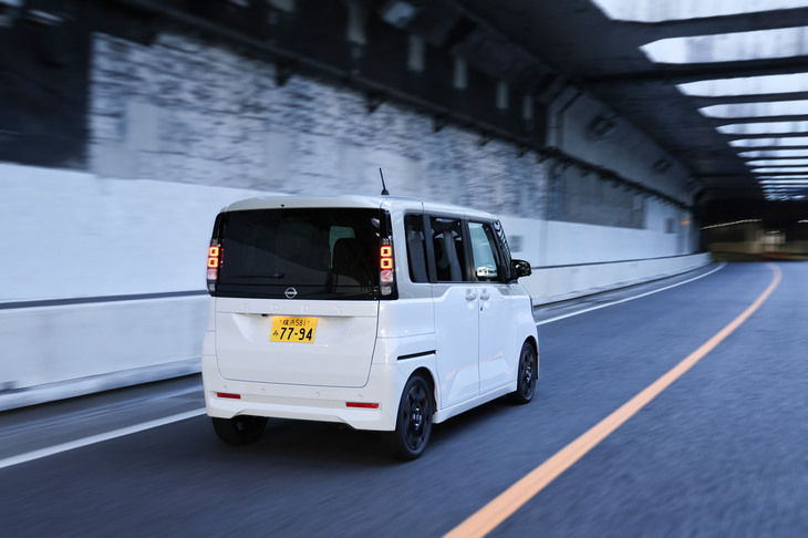 オフロードを走ることを想定しアタリが柔らかくされた「デリカミニ」の足まわりに対して、「ルークス」は市街地でキビキビ走るようにチューニング。交差点の曲がり角ではロールの入りが早く、素早く収束する挙動を感じ取ることができた。