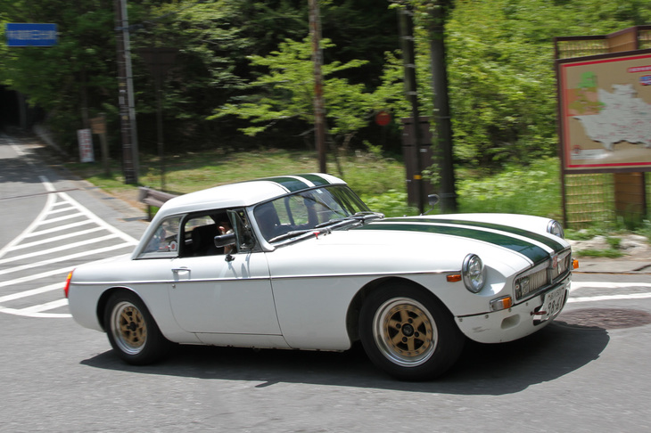 1969年「MGB」。1963年の第1回日本グランプリからレースに参戦、日産・トヨタ双方のワークスチームに所属経験のある元レーシングドライバーにして、現役の自動車評論家である津々見友彦氏がコ・ドライバーを務めていた。