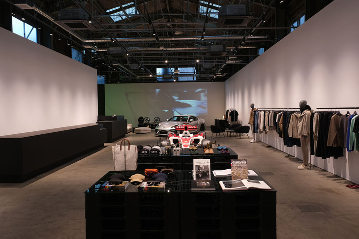 車両パーツ販売のほか、メンズウエア「ARTA CVSTOS」や代官山蔦屋書店プロデュースのアイテムも取り扱われる。