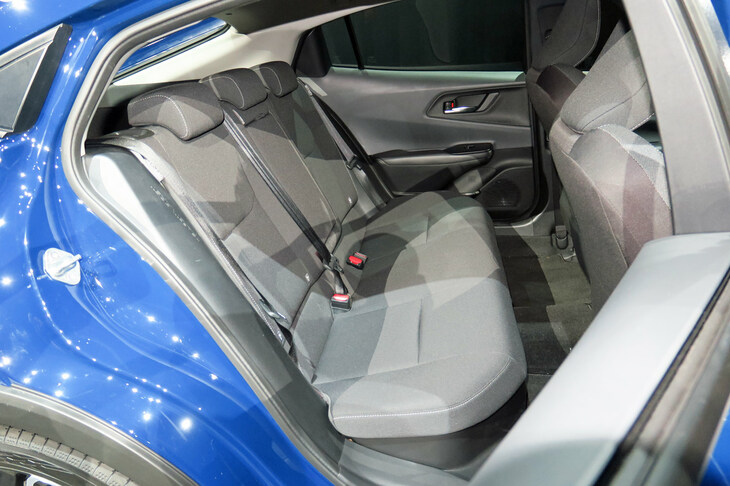 トヨタ・プリウス2.0L HEVプロトタイプ（リアシート）