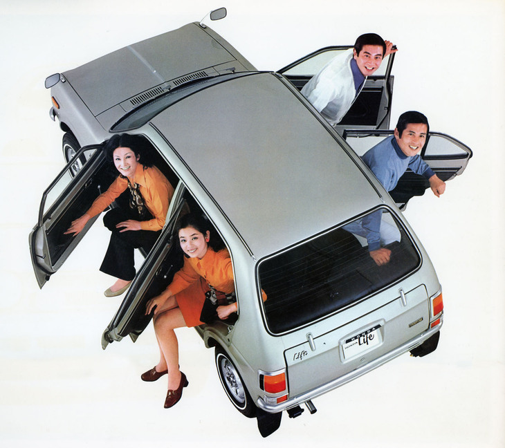 「ホンダ・ライフ」のカタログより、実用的な4ドアの“大人の軽”であることを強調したカット。初期の広告やテレビCMでは夫婦と子供2人の家族をフィーチャーし、ファミリーカー需要に訴えていた。