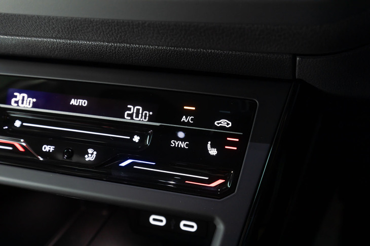 2022年登場の最新モデルでエアコン操作がタッチスイッチ式に切り替わった。「エディション25」専用のシートヒーターのスイッチが両端に備わっている。