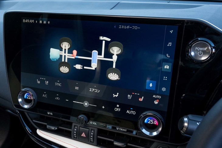 14インチタッチスクリーンは高精細であることも自慢。写真のようなエネルギーフローのほか、駐車を支援するカメラ映像などもクリアに映る。