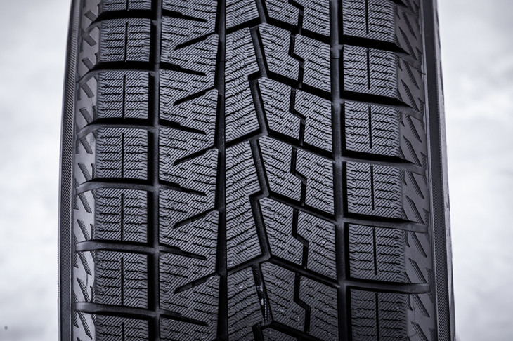 先代「アイスガード6」で定評のあった左右非対称パターンを継承。接地面積の拡大とブロック剛性を向上させながら溝エッジ量を最適化し、氷上性能と雪上性能の両立を図っている。