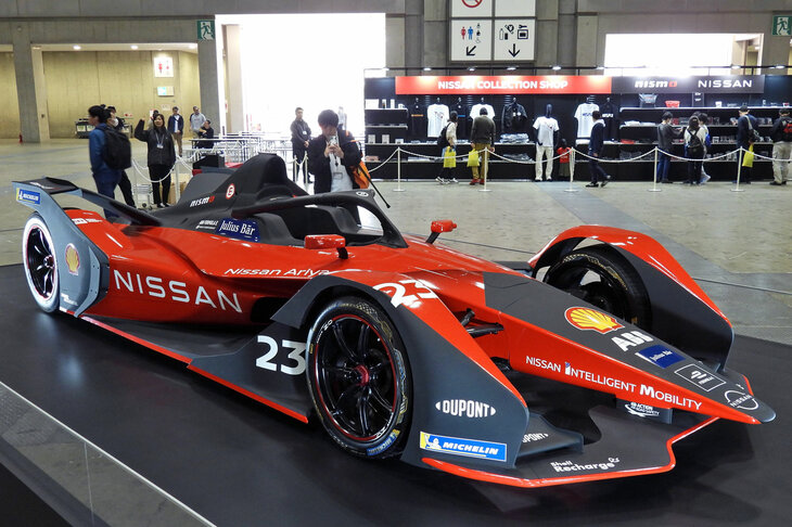 ……で、ここでフォーミュラEの会場にはなかった日産のレーシングカーと物販エリアを発見！ これ、レースを観戦しに来た日産ファンの何割が気づけたでしょう？　展示の場所は、ホントにここでよかったの？
