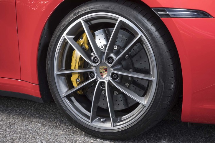 「Carrera Classic」と名付けられたアルミホイール。フロント（写真）は20インチでリアは21インチと、前後で異なるサイズが組み合わされる。