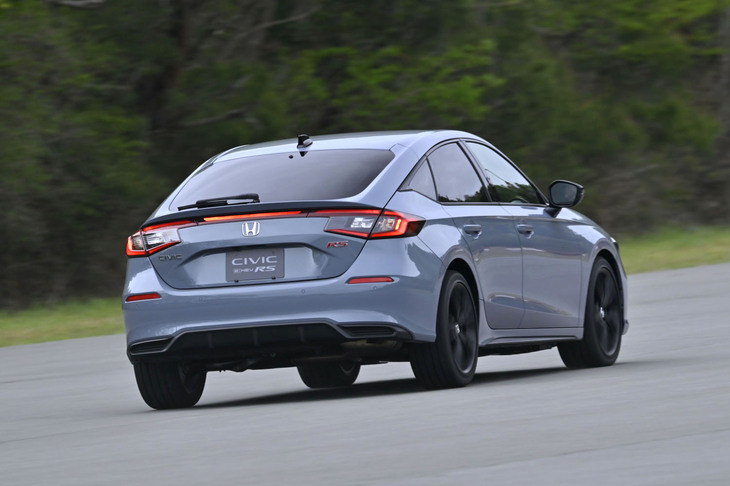 「シビックe：HEV RS」の走行シーン。同モデルの登場に合わせ、シビックのラインナップは、ガソリン車がMTの「RS」とCVTの「EX」の2グレードに、ハイブリッド車はe：HEV RSと「e：HEV EX」「e：HEV LX」の3グレードに変更される。