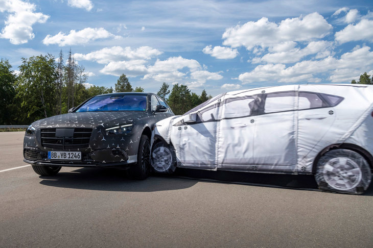 「E-ACTIVE BODY CONTROL」では、システムが側面衝突される危険を察知すると自動で車高を上げ、頑丈なサイドシルで衝撃を吸収する仕組みとなっている。