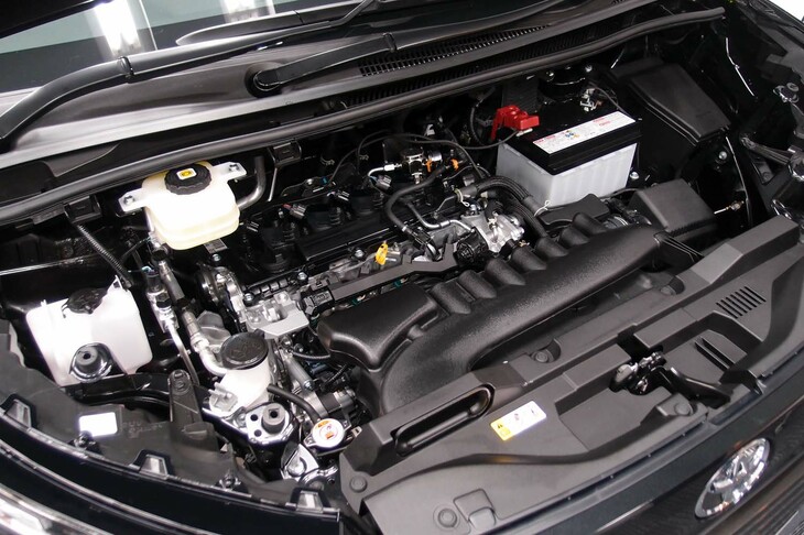 トヨタ・ヴォクシーS-G＜8人乗り／ガソリンエンジン車＞（エンジンルーム）