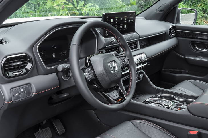 「パスポート トレイルスポーツ エリート」のインストゥルメントパネル。スマートフォンを2台並べて置けるシフトレバー前方の大型多目的トレイや、フルサイズのタブレットが収まる大型コンソールボックスが備わっている。写真は北米仕様。