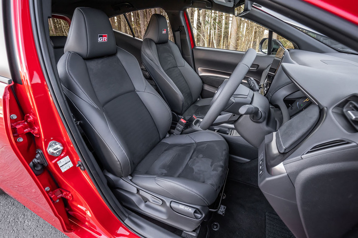「アクアGRスポーツ」の前席には、セーレン製のヌバック調素材と合成皮革表皮で仕立てられた「GR」ロゴ付き専用スポーティーシートが標準で装備される。