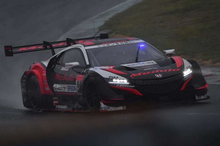 スタート前に降り始めた雨の影響で、レースは荒れ気味に。それでもGT500、GT300クラスともにリタイアはなかった。写真はGT500クラスで2位フィニッシュしたNo.64 Modulo Epson NSX-GT（ナレイン・カーティケヤン／牧野任祐）。