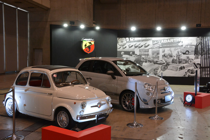 1964年式「フィアット・アバルト595ベルリーナ」（手前）と「アバルト595コンペティツィオーネ」（奥）。