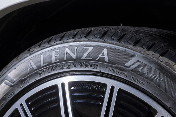 オンロードでの走りを重視したSUV専用設計タイヤ「ブリヂストン・アレンザLX100」。高い静粛性としっかりとした操縦安定性、優れた耐摩耗性能を特徴とするコンフォートタイヤだ。