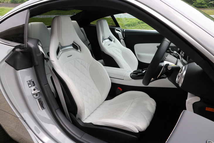 「GT63クーペ」とは異なり、「GT43クーペ」では2＋2の4人乗りが標準仕様となる。後席は可倒式で、背もたれを倒せば積載容量を675リッターまで拡張できる。