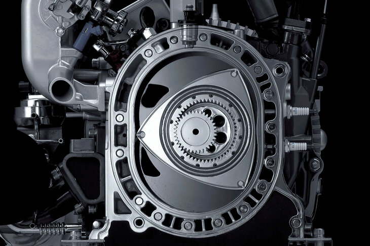 清水「そもそも今のマツダには、『おりゃー、ジェット噴射じゃ！』って盛り上がれるエンジンがないんだよね」　
	ほった「やはり……やはり“あのエンジン”の復活に期待するしかないのか！」