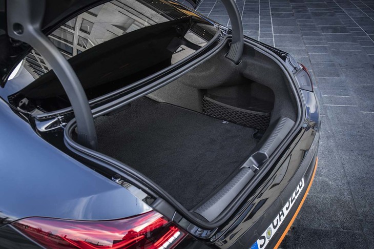 トランクルームの容量は、先代の470リッターより10リッター減の460リッター。開口部の形状を工夫するなどして利便性の向上が図られている。