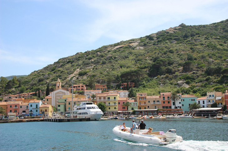 ジーリオ島の唯一の表玄関であるジーリオ・ポルトをのぞむ。