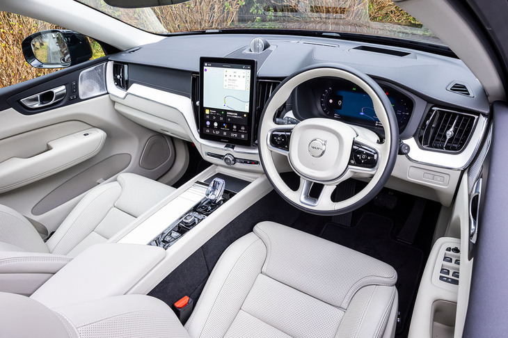 アップデートされた「XC60」のインテリア。センターディスプレイのサイズが9インチから11.2インチに大型化され、従来モデル比で画面の解像度が21％向上している。