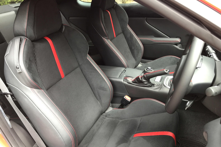 他人を乗せることがあるかもしれない通勤車では、「いや僕のクルマは2ドアクーペでリアシートが狭いんで……」はNGワード。そんなことを言っていたら、出世はとうていおぼつかない。（写真はイメージ）