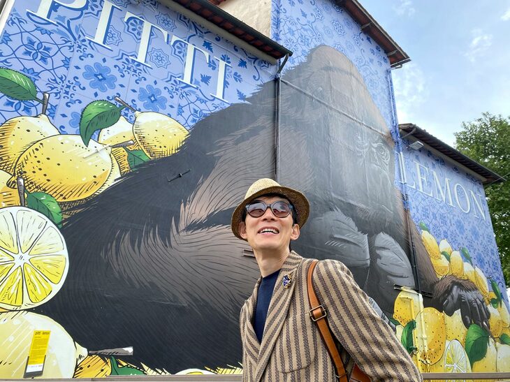 会場の筆者。106回を迎えた今回のテーマは「レモン」。その心は「（常に新しいものを欲している者の）喉を潤し、（ブーストを求めている人に）活力を与え、（冗舌になるのを我慢するための）収れん作用があり……」という。