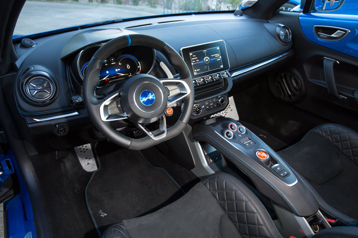 フローティング式の細いセンターコンソールが特徴的なインテリア。今回は充実した装備が特徴の初期生産モデル「プルミエールエディシオン」に試乗した。