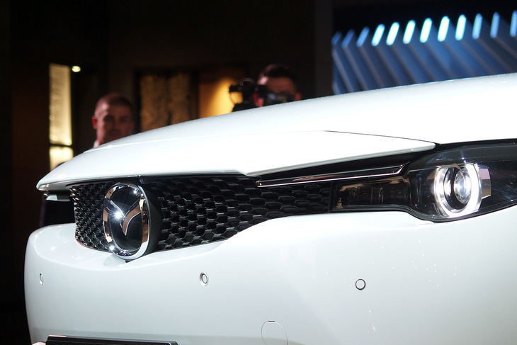 フロントグリルやヘッドランプは、バンパーやボンネットの先端よりも、奥まったところに配置されている。