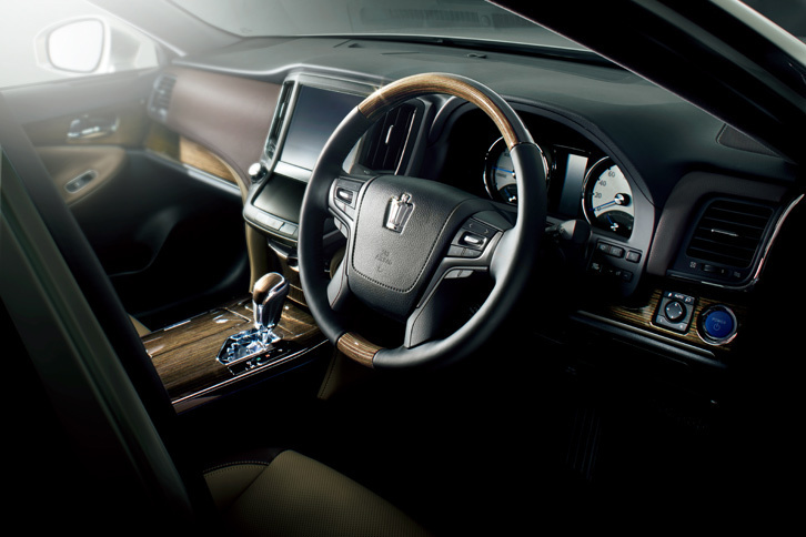 「クラウン マジェスタ“Fバージョン・J-FRONTIER”」のインストゥルメントパネルまわり。