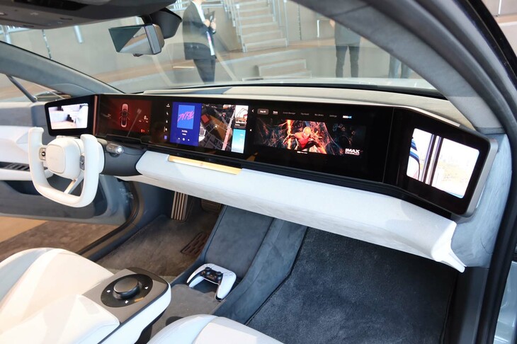 車内の前方には、左右いっぱいに「パノラミックスクリーン」が広がる。