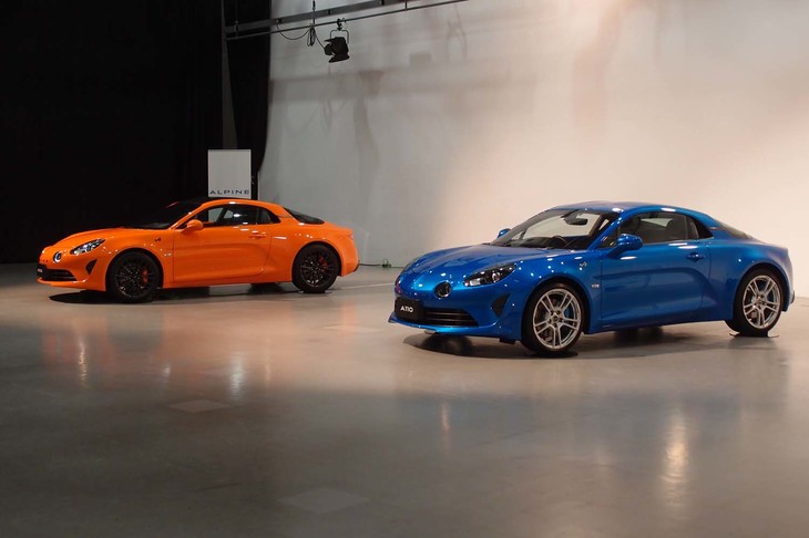 ヘリテージカラー「オランジュ アクロポリス」をまとう「アルピーヌA110S」（写真左）と、「A110ピュア」（同右）。