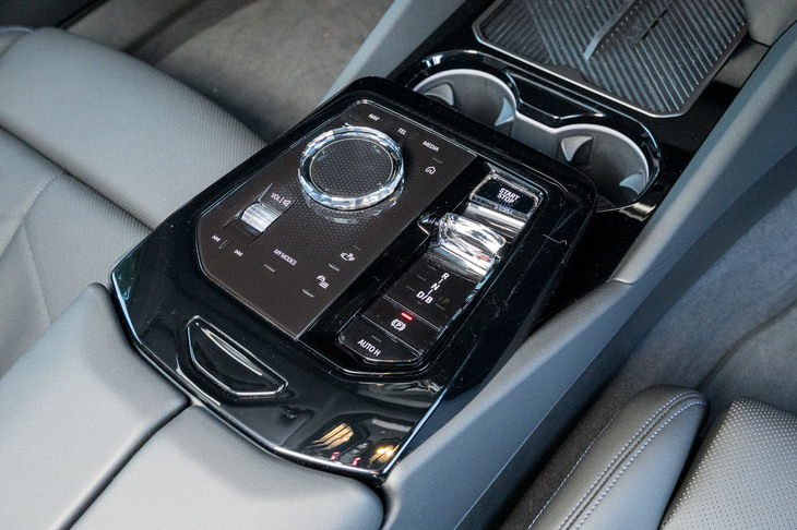 センターコンソールのiDriveコントローラーは健在。その周囲にレイアウトされたタッチスイッチの一つひとつに、ブラインド操作時の手がかりになる出っ張りが設けられている。