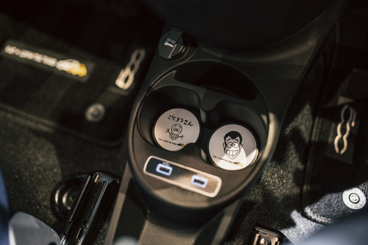 フィアット500スペシャルエディション（『ルパン三世』イラスト入りドリンクホルダープレート）