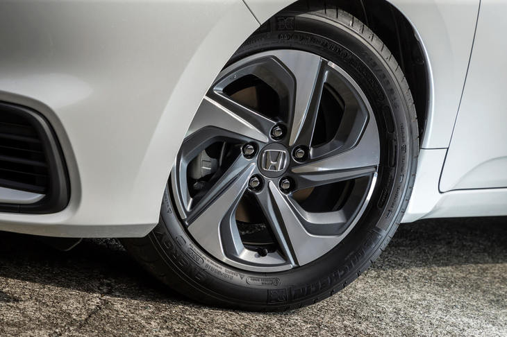 タイヤサイズは、「EX」や「EX・ブラックスタイル」が215/50R17なのに対し、「LX」は215/55R16。テスト車にはミシュランの低燃費タイヤが装着されていた。