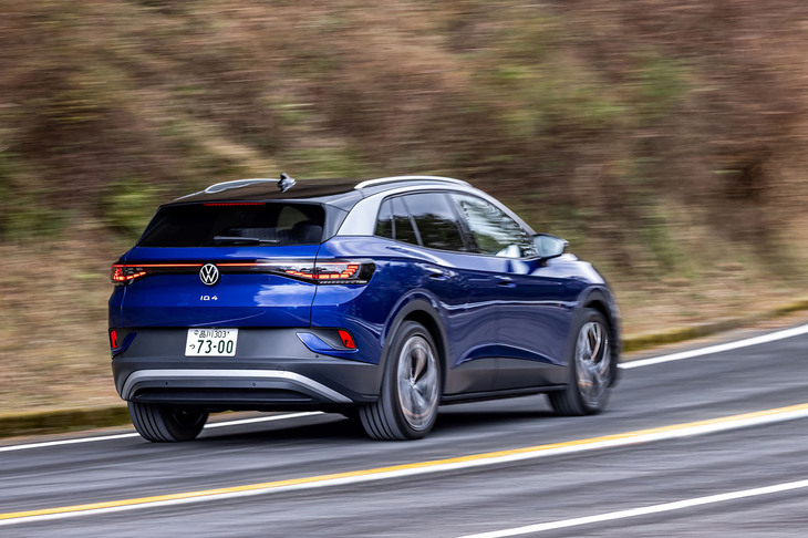 SUVのスタイルをまといながらも、低重心のBEVらしく走行時の挙動は安定。高速域でのフラット感も十分なレベルにある。ワインディンロードではRWDらしい素直で軽快なハンドリングが楽しめるのも「ID.4プロ」のセリングポイントだ。