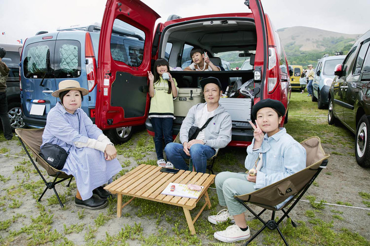 会場を散策するだけでなく、愛車の前で家族や友人とのんびりと過ごすのも、「カングー ジャンボリー」の楽しみ方のひとつ。テーブルやイス、タープなど、アウトドアで快適に過ごすためのアイテムをしっかりと準備してくる人たちも多いのだ。