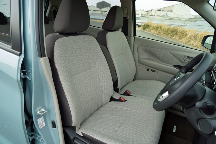 「S」および「X」グレードではシート表皮にアイボリーカラーのトリコットを採用している。