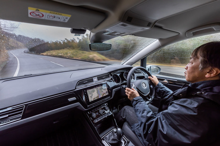 ワインディングロードでの走行シーン。パターンノイズやロードノイズが耳につくこともなく、キャビンの静粛性は十分保たれていた。