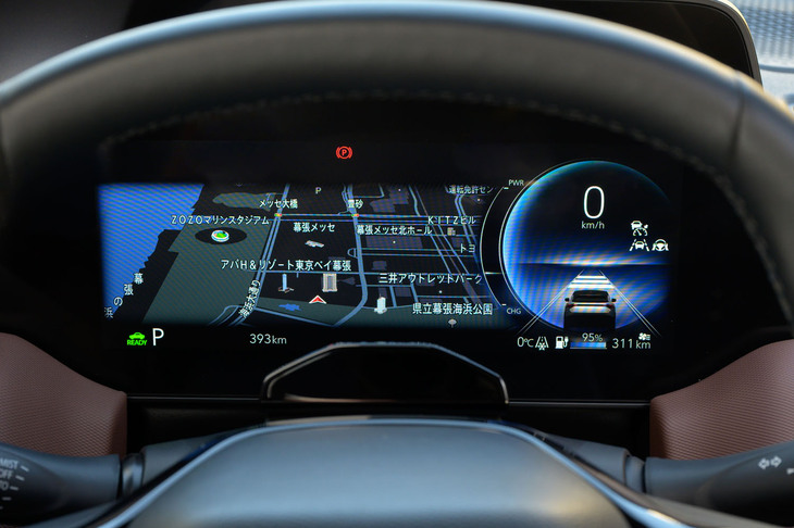 10.25インチのメーターディスプレイには、「スタンダード」「クラシック」「ワイド」（写真）の3パターンの表示レイアウトを用意。表示内容はステアリングスイッチで切り替えでき、カスタマイズ機能を活用するとお気に入りの壁紙なども映すことができる。