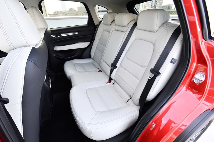 後席はリクライニング機構付き。「25T Lパッケージ」グレードでは、左右席にシートヒーターも備わる。