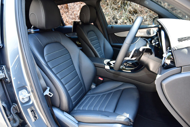 フロントシートには、シートヒーターや電動ランバーサポート機能が備わる。