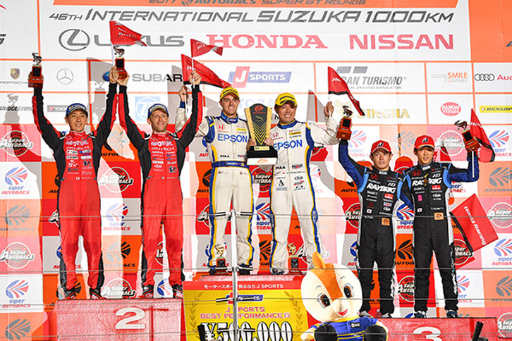 GT500クラスの表彰式。NAKAJIMA RACINGにとっては、SUPER GTで10年ぶりの勝利となった。