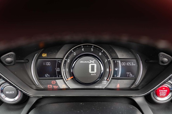 「Moduro X」のロゴが入った「S660モデューロX バージョンZ」のメーターパネル。ボタン操作で、画面の色調を白から赤に変えられる。