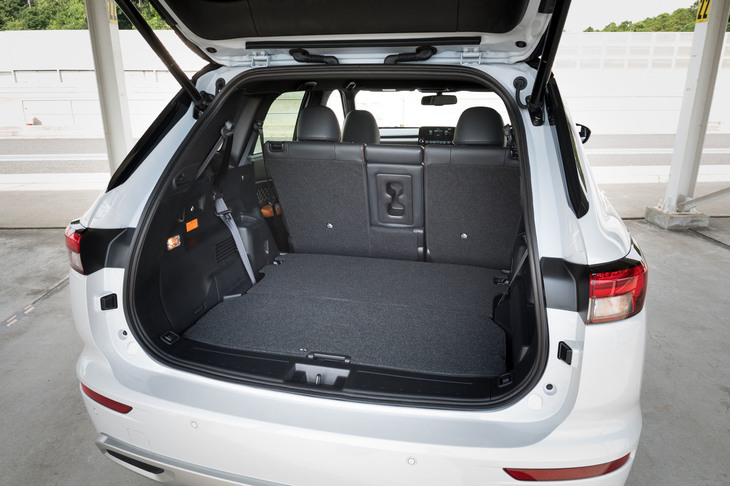 3列目シートは「G」「P」の2グレードに用意（Gでは2列5人乗り仕様も選択可能）。ヘッドレストと座面をたたみ、シート全体を荷室側に回転させて背面のフロアボードを開くと、床面のフラットな荷室空間に早変わりする。